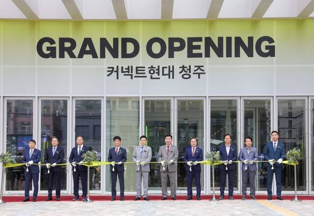 ▲ 27일 충북 청주시 커넥트현대 청주에서 열린 오픈 행사에서 장호진 현대지에프홀딩스 사장(왼쪽)과 정지영 현대백화점 사장(오른쪽) 및 참석자들이 테이프 커팅식을 하고 있다./현대백화점 제공