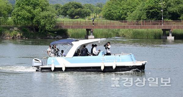 울산시가 2028 울산국제정원박람회 개최를 앞두고 수상 교통망 구축에 본격 착수한 가운데 27일 김두겸 울산시장은 이동주 국제정원박람회추진단장, 임현철 울산시 대변인 등과 함께 폰툰보트(Pontoon Boat)에 시승해 태화강 물길을 활용한 교통혁신 방안을 검토했다.