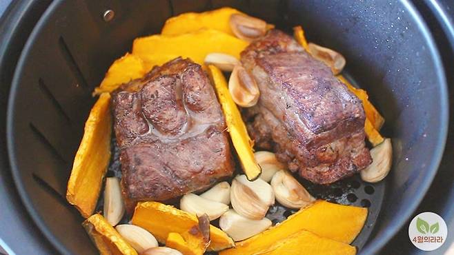 채소까지 넣어 구운 모습