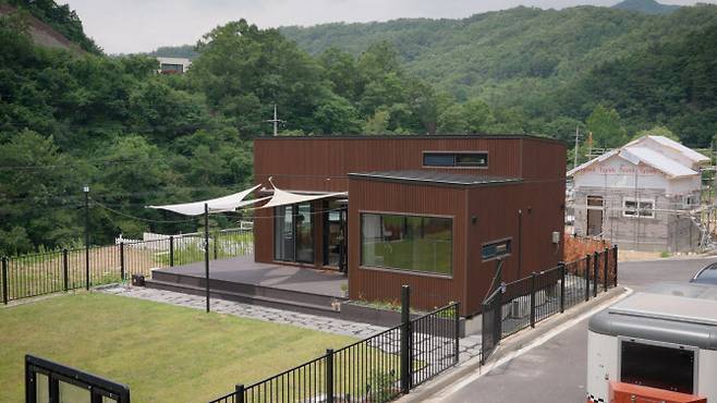 산 속 컨셉에 맞춰 우드 소재로 설계된 스페이스웨이비의 모듈러 주택.(사진=스페이스웨이비)