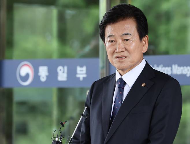 지난 24일 정동영 통일부 장관 후보자가 서울 종로구 남북관계관리단에 마련된 인사청문회 준비사무실 앞에서 취재진의 질문에 답하고 있다.(사진=연합뉴스)