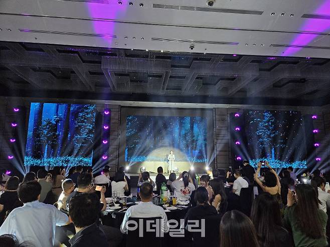 27일 중국 베이징 르네상스호텔에서 열린 ‘2025 상반기 한중 우호의 밤’ 행사에서 한 중국인이 공연하고 있다. (사진=이데일리 이명철 특파원)