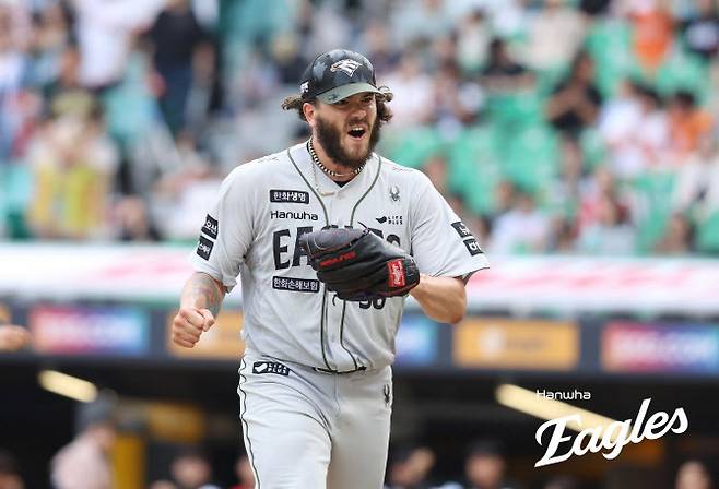 한화이글스 선발투수 코디 폰세가 삼진을 잡은 뒤 포효하고 있다 사진=한화이글스