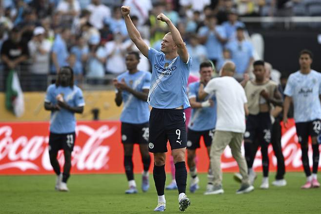 2025년 6월 26일, 미국 플로리다 올랜도에서 열린 클럽 월드컵 G조 조별리그 경기 종료 후, 맨체스터 시티의 엘링 홀란이 유벤투스를 5-2로 꺾은 승리를 자축하고 있다.