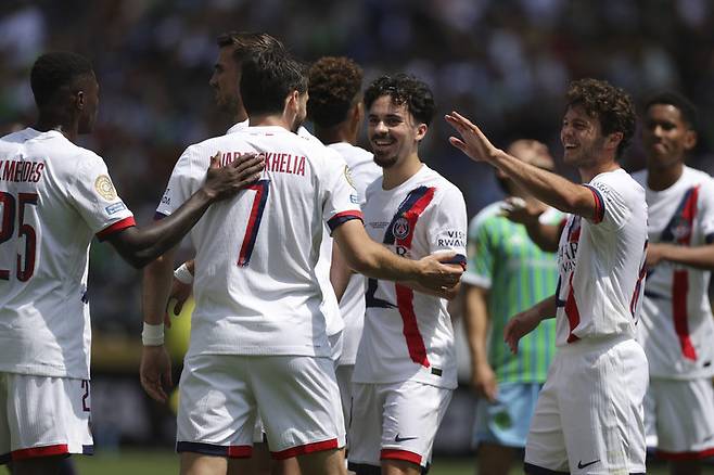 2025년 6월 23일, 미국 시애틀에서 열린 클럽 월드컵 B조 조별리그 경기에서 파리 생제르맹의 흐비차 크바라츠헬리아(왼쪽 두 번째)가 팀의 선제골을 넣은 뒤 환호하고 있다.