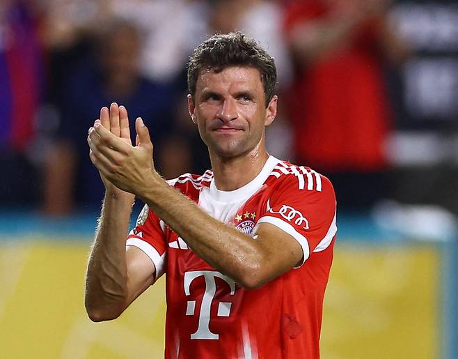 2025년 6월 20일 미국 플로리다주 마이애미 가든즈 하드록 스타디움에서 열린 FIFA 클럽 월드컵 C조 경기 후, 바이에른 뮌헨의 토마스 뮐러가 팬들에게 박수를 보내고 있다.