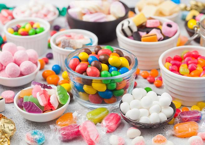식용 인공색소는 과자 빵 등 제품에 많이 쓰인다.  화학적으로 합성한 인공색소가 미국에선 된서리를 맞고 있다. 네슬레 등 일부 식품회사는 규제 움직임에 발맞춰 인공색소의 점진적인 폐지에 나섰다. [사진=게티이미지뱅크]