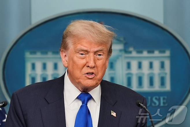 도널드 트럼프 미국 대통령이 27일(현지시간) 워싱턴DC 백악관 브리핑룸에서 미국 대법원이 28개 주(州)에 대해 도널드 트럼프 대통령의 출생시민권 제한을 시행토록 한 판결을 내린 것과 관련해 기자회견을 하고 있다. 2025.06.27 ⓒ 로이터=뉴스1 ⓒ News1 류정민 특파원