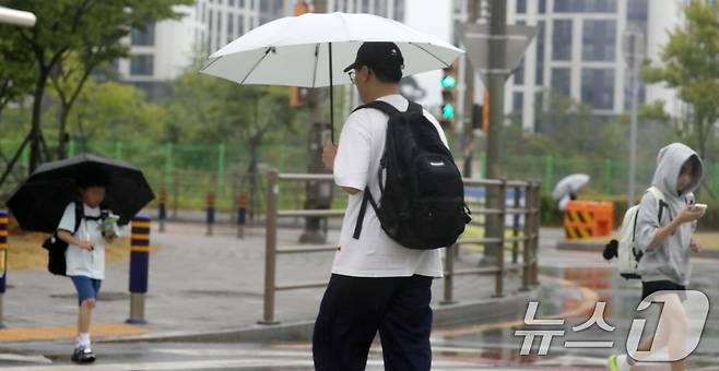 13일 전북 완주군 한 초등학교 앞 횡단보도에서 우산을 쓴 시민들이 발걸음을 재촉하고 있다. 2025.6.13/뉴스1 ⓒ News1 유경석 기자