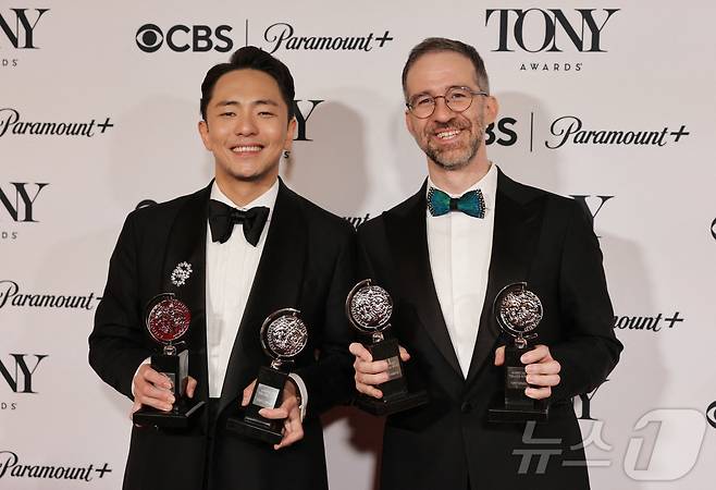 9일 오전(한국 시각) 미국 뉴욕 라디오시티 뮤직홀에서 열린 제78회 토니상 시상식에서 '어쩌면 해피엔딩'으로 음악상(Best Score)과 각본상(Best Book of a Musical)을 받은 박천휴(왼쪽)와 윌 애런슨이 활짝 웃고 있다. ⓒ 로이터=뉴스1 ⓒ News1 정수영 기자