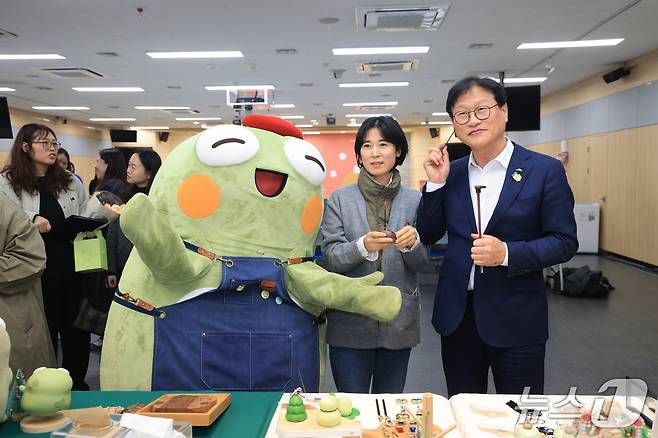 김대권 대구 수성구청장(오른쪽)과 구 대표 캐릭터 '뚜비'가 함께 사진을 촬영하고 있다.(대구 수성구 제공.재판매 및 DB 금지)