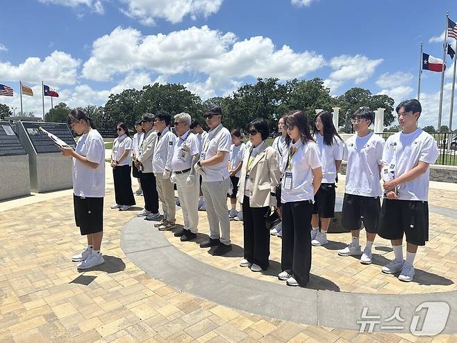 전남 학생선수단 및 관계자들이 6.25 참전 용사비를 참배하고 있다.(전남교육청 제공, 재판매 및 DB금지)/뉴스1