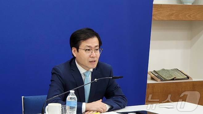 여한구 산업통상자원부 통상교섭본부장이 27일(현지시간) 워싱턴DC 주미대사관에서 한국 특파원단괴 기자간담회를 하고 있다. 지난 22일 입국한 여 본부장은 이날까지 하워드 러트닉 상무장관 제이미슨 그리어 미 무역대표부(USTR) 대표, 더그 버검 내무장관 겸 국가에너지 위원회 위원장 등 미국 도널드 트럼프 대통령 행정부 인사와 마이크 존슨 하원의장, 제이슨 스미스 하원 세입위원장, 토드 영 상원의원 등 의회 주요 인사와 만나 관세를 포함한 주요 통상현안에 대해 논의했다고 밝혔다. 2025.06.27 ⓒ News1 류정민 특파원