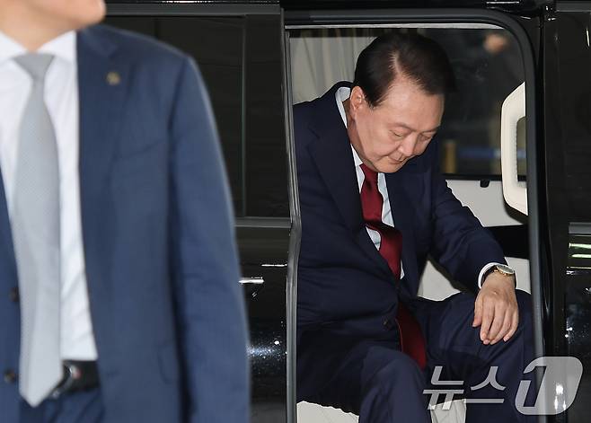 윤석열 전 대통령이 28일 오전 대면 조사를 받기 위해 서울 서초구 서울고검에 마련된 내란특검 사무실로 출석하고 있다. (공동취재) 2025.6.28/뉴스1 ⓒ News1 김성진 기자
