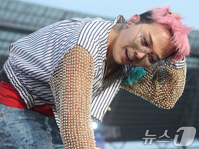 빅뱅 지드래곤이 28일 오후 인천 서구 인천아시아드 주경기장에서 열린 '싸이 흠뻑쇼 SUMMER SWAG 2025 - 인천'에 깜짝 게스트로 등장해 화려한 무대를 선보이고 있다. 2025.6.28/뉴스1 ⓒ News1 권현진 기자