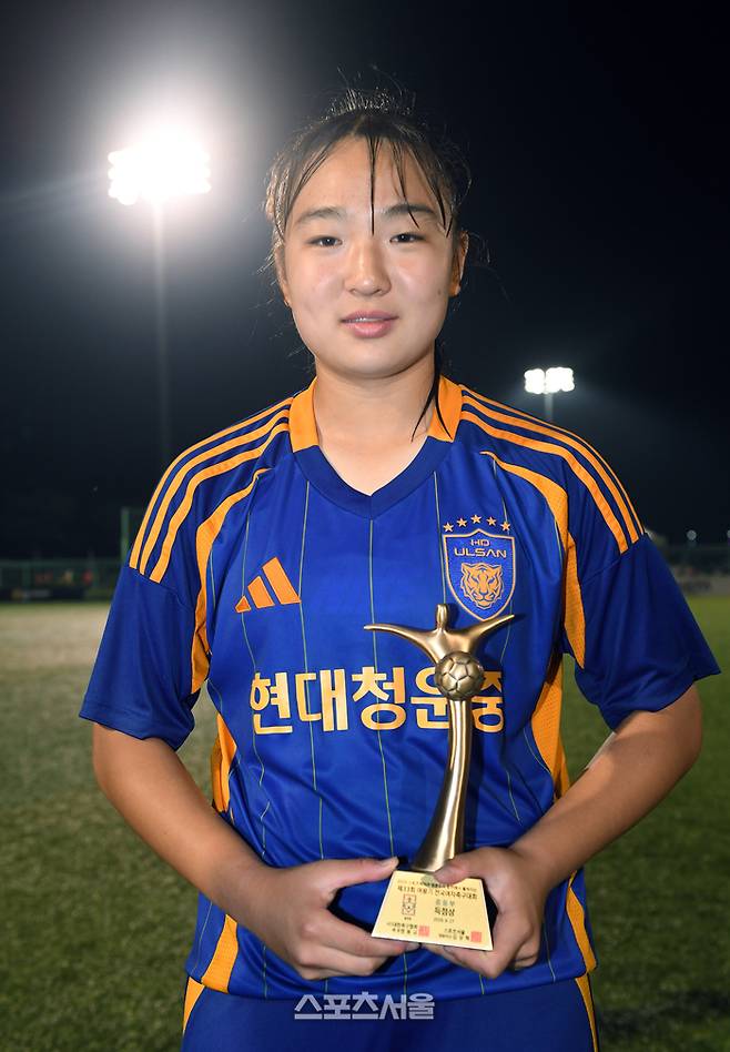 울산 현대청운중 임지혜가 27일 경남 합천에서 열린 ‘2025 스포츠케이션 명품도시 합천에서 펼쳐지는 제33회 여왕기 전국여자축구대회’ 중등부 시상식에서 득점상을 수상한 뒤 취재진을 향해 포즈를 취하고 있다. 2025. 6. 27. 합천 | 박진업 기자 upandup@sportsseoul.com