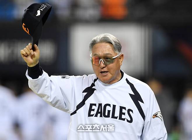 한화 김경문 감독이 28일 잠실구장에서 열린 2025 KBO리그 LG와 경기에서 연장 승부 끝에 승리한 뒤 팬들을 향해 인사를 하고 있다. 잠실 | 박진업 기자 upandup@sportsseoul.com