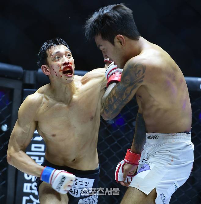 윤태영이 박시원을 펀치로 공격하고 있다. 이주상기자 rainbow@sportsseoul.com