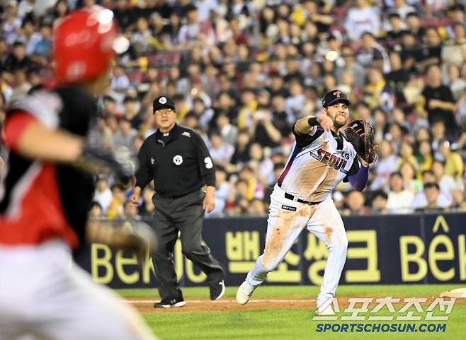 7회초 1사 1,3루 최원준의 내야땅볼을 잡아 홈으로 뿌리는 오스틴