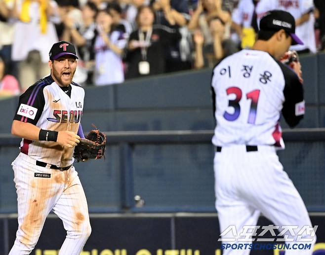 7회초 실점 위기를 막아낸 이정용을 바라보는 오스틴