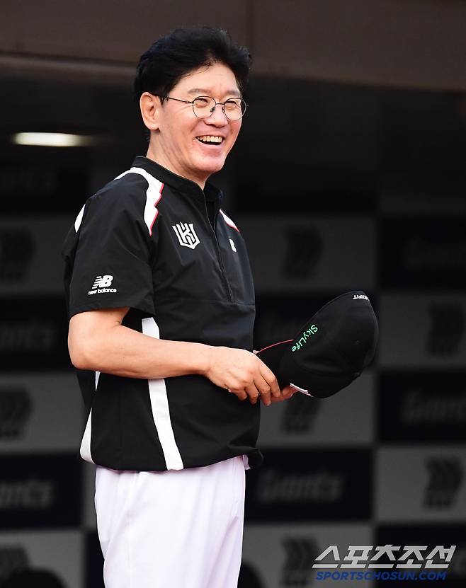 27일 부산 사직구장에서 열린 롯데와 KT의 경기. 경기를 준비하고 있는 KT 이강철 감독. 부산=송정헌 기자songs@sportschosun.com/2025.06.27/