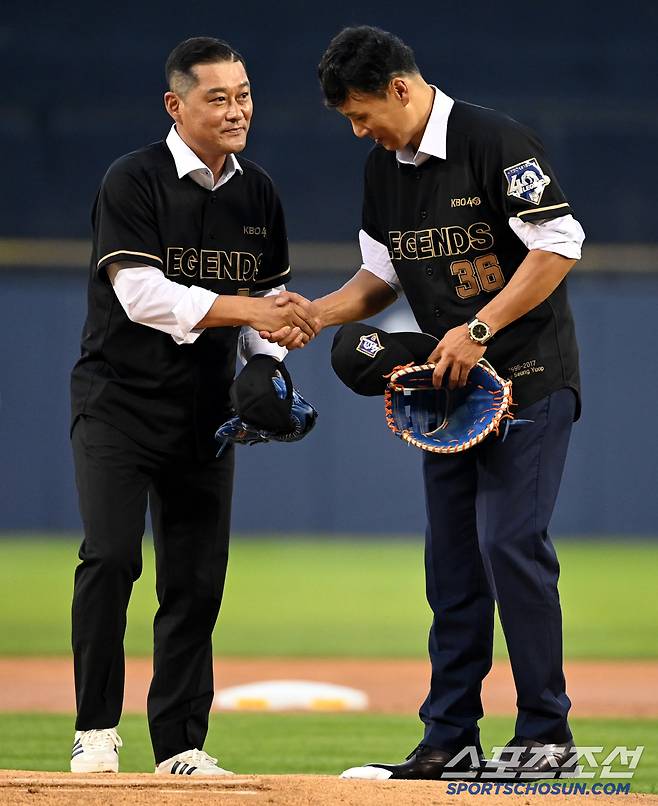2022 KBO 올스타전이 16일 잠실야구장에서 열렸다. KBO 40주년 기념 레전드에 선정된 이종범 선동열 이승엽이 시구 퍼포먼스를 마치고 악수를 하고 있다. 잠실=허상욱 기자wook@sportschosun.com/2022.07.16/