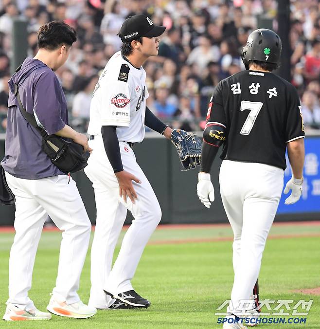 27일 부산 사직구장에서 열린 롯데와 KT의 경기. 3회 2사 1, 2루. 김상수의 타구에 맞은 롯데 선발 이민석. 부산=송정헌 기자songs@sportschosun.com/2025.06.27/