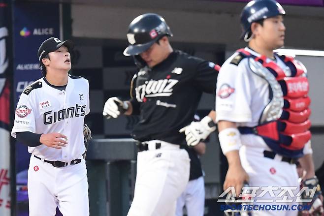 27일 부산 사직구장에서 열린 롯데와 KT의 경기. 3회 2사 만루. 김민혁에게 역전 2타점 적시타 허용한 롯데 선발 이민석. 부산=송정헌 기자songs@sportschosun.com/2025.06.27/