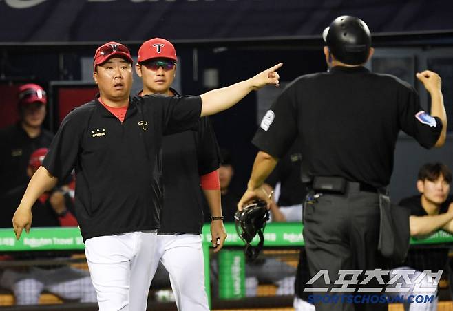 더그아웃을 박차고 나온 이범호 감독은 오스틴의 피치 클락 위반을 어필했다.