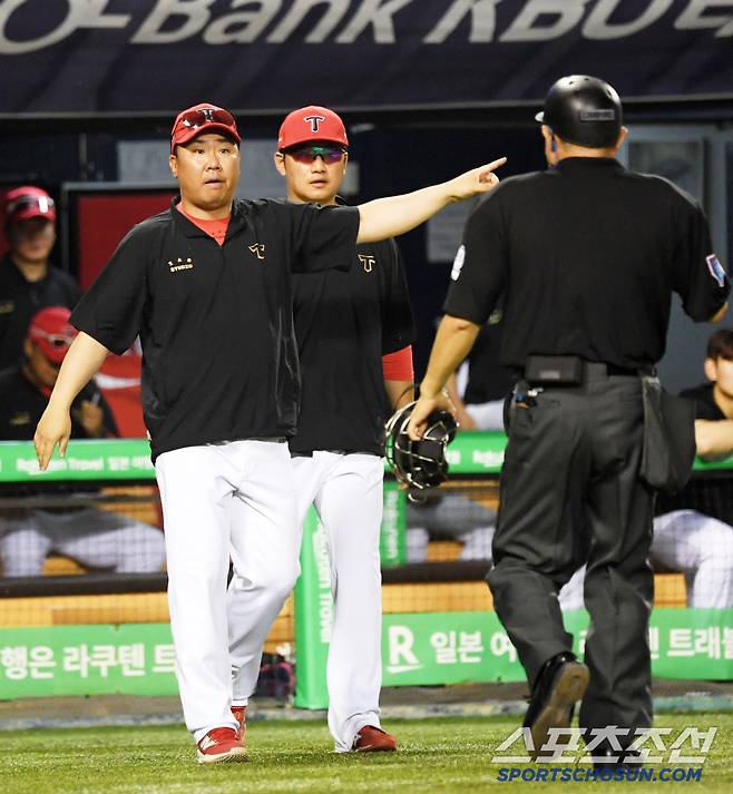 KIA 이범호 감독은 상대 실수를 놓치지 않았다.