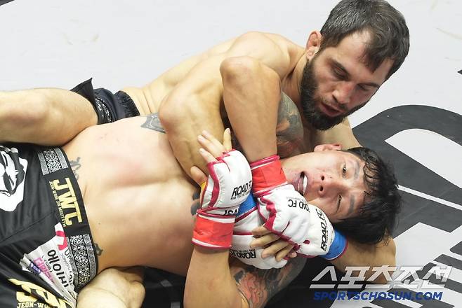 카밀 마고메도프가 오카에게 암 트라이앵글 초크를 걸고 있다. 사진제공=로드FC