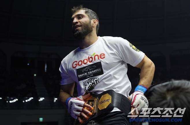 카밀 마고메도프가 오카에게 승리해 라이트급 토너먼트 우승을 차지한 뒤 챔피언 벨트를 허리에 두르고 있다. 사진제공=로드FC