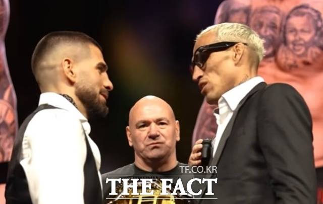 토푸리아와 올리베이라가 27일(한국시간) 미국 네바다주 라스베이거스에서 열린 UFC 317 공식 기자회견을 마치고 페이스오프를 하고 있다. /UFC