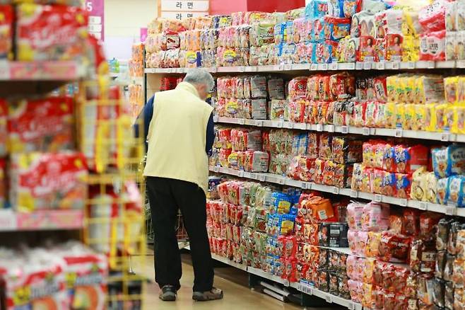서울의 한 대형마트에 있는 라면 판매대. 연합뉴스