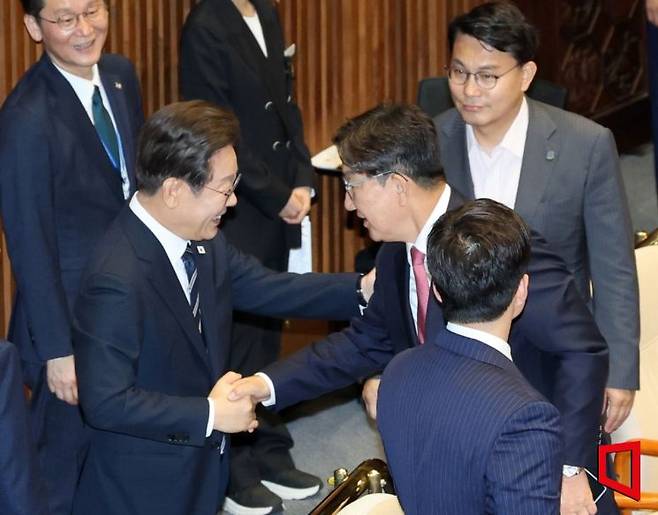 이재명 대통령이 지난 26일 국회 본회의장에서 시정연설을 마친 후 권성동 의원을 비롯한 국민의힘 의원들과 악수하고 있다. 국회사진기자단