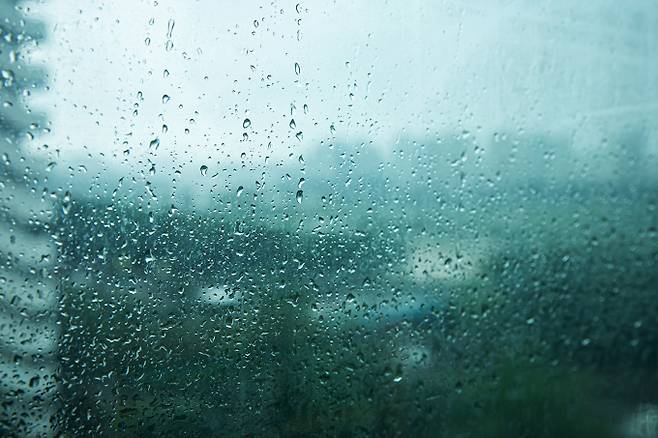 서울·인천·경기 등 50mm 비... 체감온도 33도 [오늘날씨]= 토요일인 오늘(28일) 날씨는 전국이 대체로 흐리겠으나, 제주도는 대체로 맑겠다. 중부지방에 가끔 비가 내리는 곳이 있겠고, 오전(09~12시)부터 오후(12~18시) 사이 남부지방에 비가 내리는 곳이 있겠으나, 전북내륙과 경북권남부내륙, 경남북서내륙의 일부 지역은 저녁(18~21시)까지 이어지겠다. ©서울, 서울날씨, 오늘날씨, 내일날씨