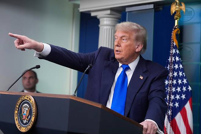 도널드 트럼프 미국 대통령이 27일 백악관에서 기자회견을 하고 있다. /AP 연합뉴스