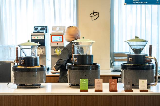 명동에 있는 한 말차 전문 카페. 매장 안 그라인더에서는 커피콩 대신 마른 찻잎이 갈리고 있었다. /김용재 영상미디어 기자