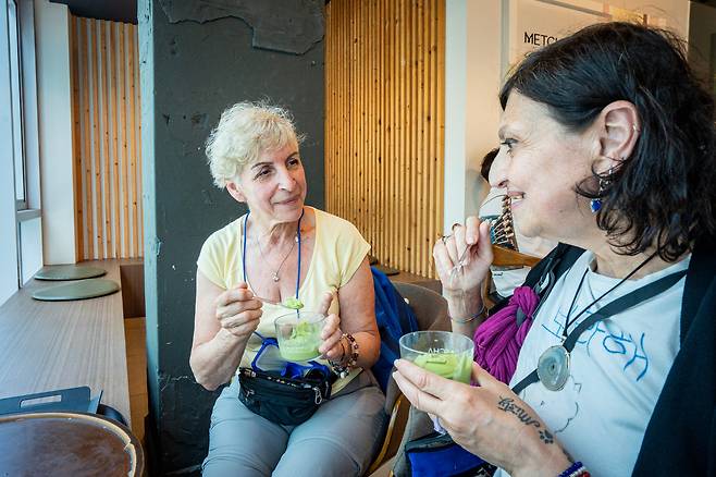서울 중구 명동의 한 말차 전문 카페에서 외국인들이 말차 아이스크림을 즐기는 모습. /김용재 영상미디어 기자