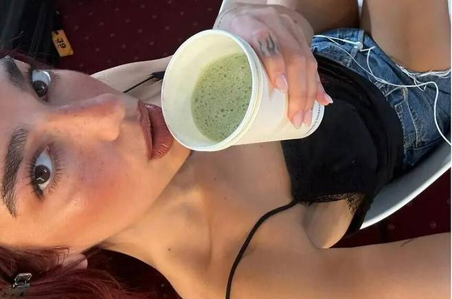 팝스타 두아 리파는 말차 라테를 마시는 자신의 모습을 인스타그램 계정에 올렸다./인스타그램