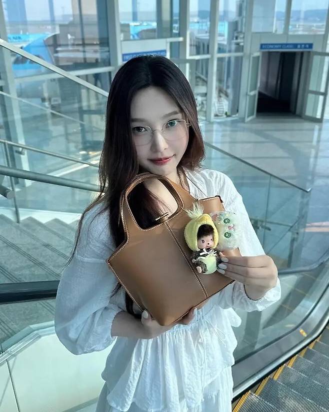 몬치치의 베이비치치를 토즈 백에 장식한 레드벨벳 조이. @_imyour_joy