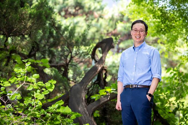 나종호 예일대 정신과 교수가 지난 19일 덕수궁 돌담길을 따라 걷다 ‘고종의 길’에 들어섰다. 나 교수는 “열심히 노력했지만 성과가 따라주지 않는 ‘배반하는 노력’을 많이 목격했다”며 “과도한 경쟁과 비교가 우리 사회 구성원들을 정신적으로 힘들게 하고 있다”고 말했다. 그러면서 “나의 성공 역시 주변 사람의 도움과 운이 따라줬기 때문이라고 생각하고 주변에 이를 돌려줄 수 있는 분위기가 돼야 할 것”이라고 했다. /이신영 영상미디어 기자