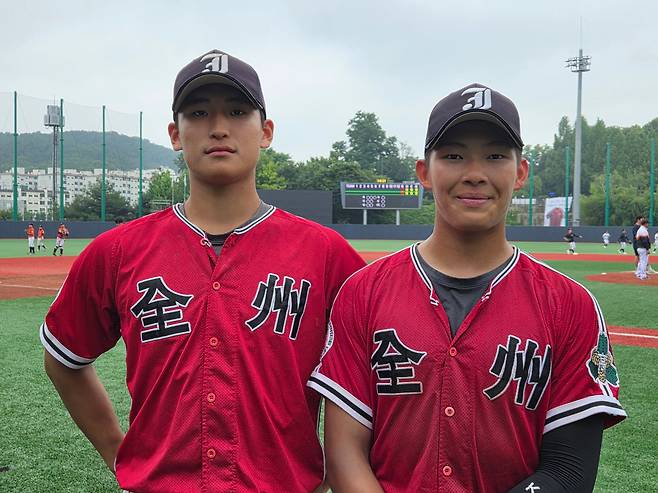 28일 서울 신월야구장에서 열린 제80회 청룡기 1회전 광주진흥고를 상대로 전주고 선발투수로 나선 박지훈(왼쪽)과 3회 솔로 홈런을 친 고준휘. /양승수 기자