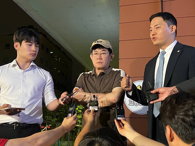 코미디언 이경규씨가 지난 24일 서울 강남경찰서에서 약물 운전 혐의 관련 조사를 마친 뒤 취재진 앞에 서있다. 이씨는 지난 8일 오후 2시께 강남구 논현동에서 약물을 복용한 상태로 운전한 혐의를 받는다. 2025.6.25/연합뉴스