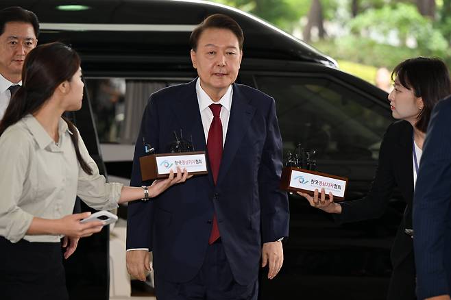 윤석열 전 대통령이 28일 오전 서울 서초구 서울고검 청사에 마련된 내란특검에 피의자 신분으로 첫 출석하고 있다. (공동취재) /뉴스1