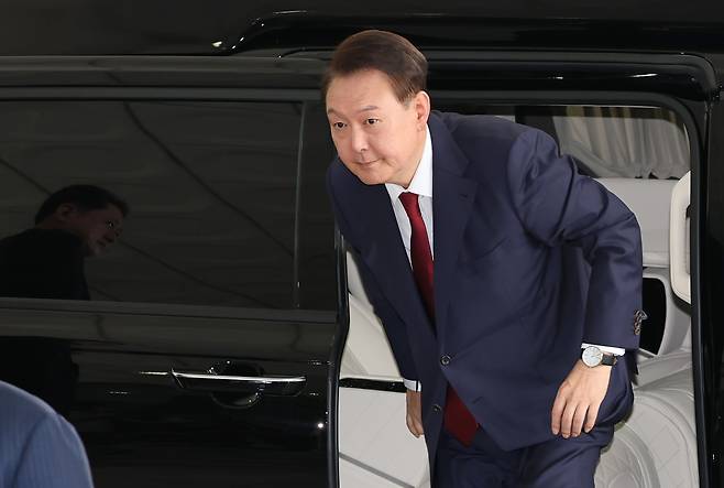 윤석열 전 대통령이 28일 오전 대면 조사를 받기 위해 서울 서초구 서울고검에 마련된 내란특검 사무실로 출석하고 있다. (공동취재) /뉴스1