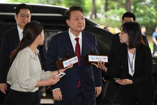 윤석열 전 대통령이 28일 피의자 신분으로 내란특검 조사를 받기 위해 서울 서초구 서울고검 청사로 출석하고 있다. 연합뉴스
