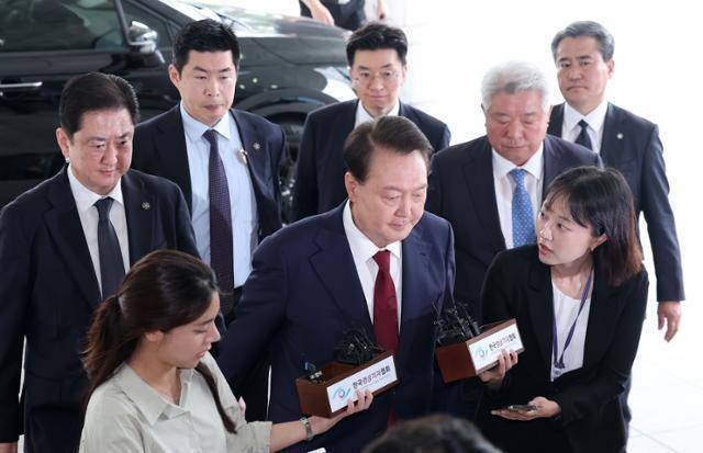 고검청사 들어서는 윤석열 전 대통령. 연합뉴스