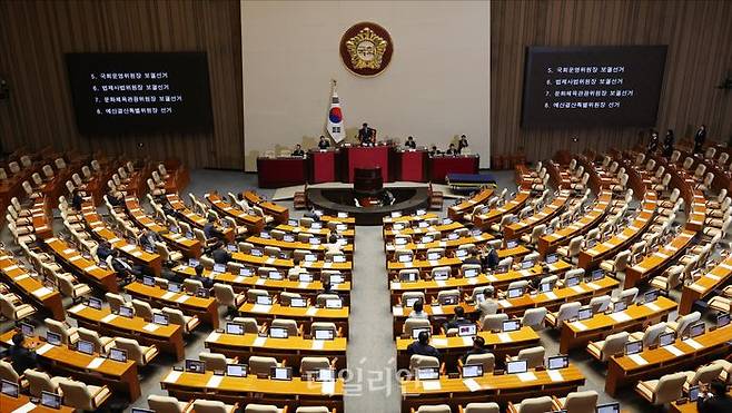우원식 국회의장이 27일 오후 국회 본청에서 열린 본회의에서 국회 운영위원장·법제사법위원장·문화체육관광위원장·예산결산특별위원장 선거 결과를 발표하고 있다. ⓒ데일리안 홍금표 기자