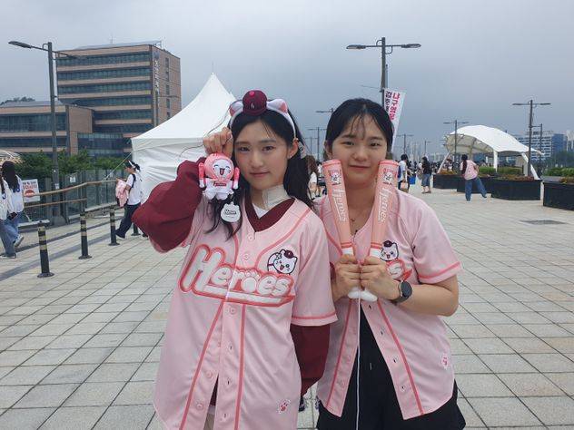 28일 고척스카이돔 앞에서 춘배 굿즈를 착용한 키움히어로즈팬이 포즈를 취하고 있다.ⓒ데일리안 조인영 기자